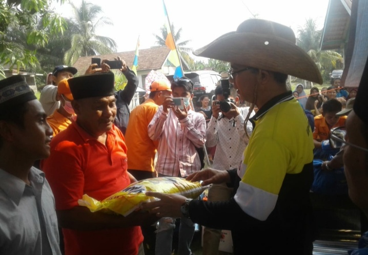 Bupati Musi Rawas Serahkan Bantuan Korban Kebakaran Rumah Didesa Pasenan