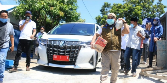 Lagi,Walikota dan Wawali Ikut Bagikan Rasmi ke Rumah-rumah Warga