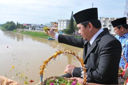 Mengenang Peristiwa Rengat Bersejarah, Wabup Khairizal Tabur Bunga Di Sungai Indragiri