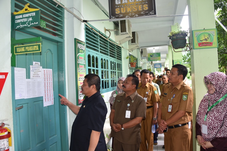 Bupati Amril Tinjau Pelaksanaan UN Tingkat SMP