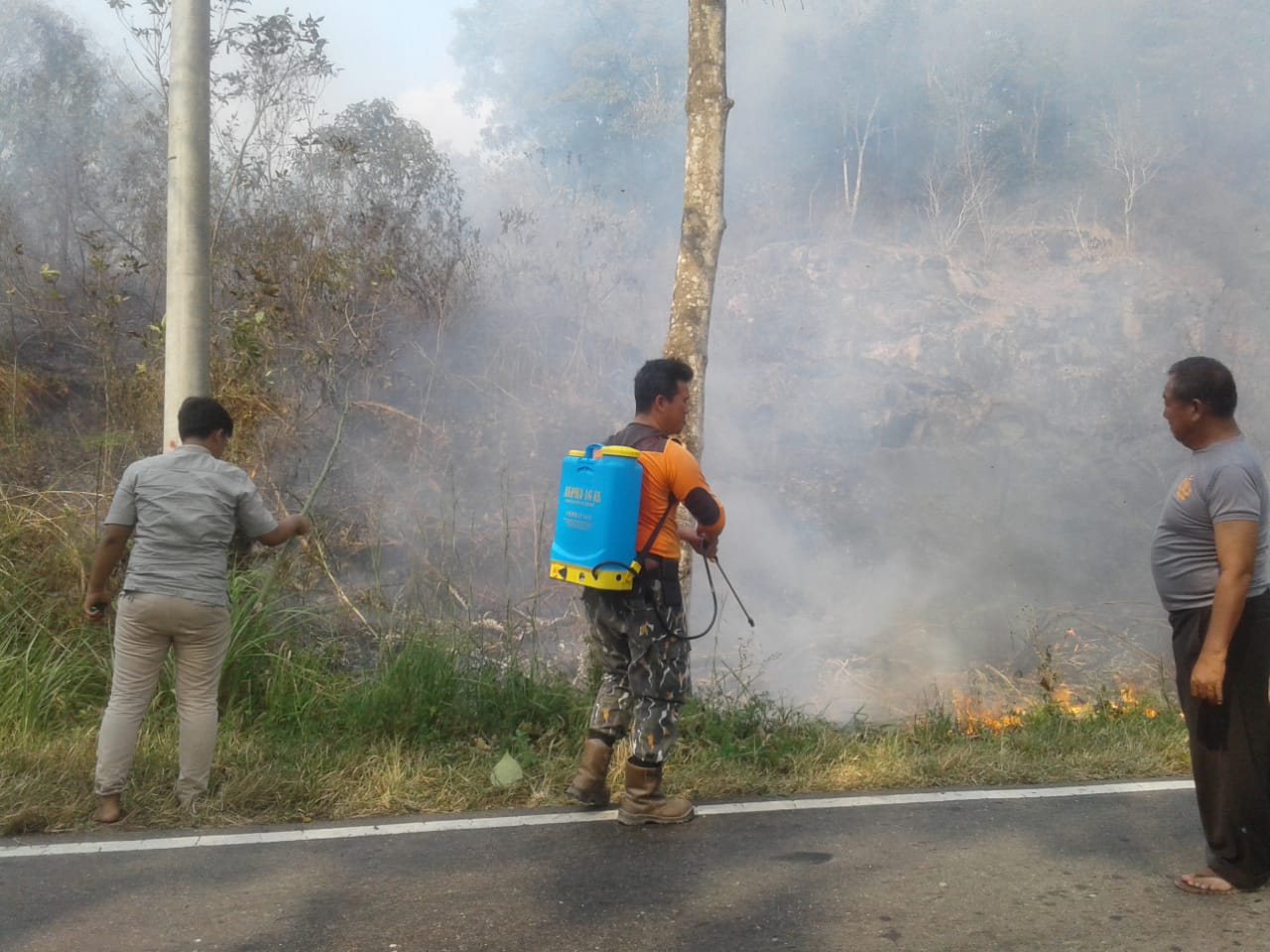 Diduga Akibat Puntung Rokok Sebuah Lahan Terbakar dikelurahan Terawas