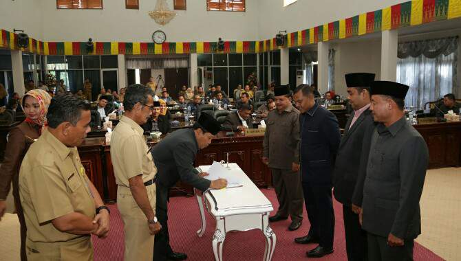 Dihadiri Plt Bupati Sukiman, APBD Rohul 2017 Disahkan Rp1,4 Triliun 