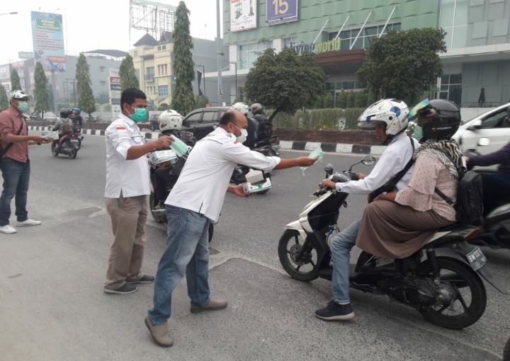 PWI Riau Kembali Bagikan 4.000 Masker ke Pengendara Bermotor