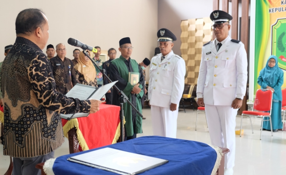 Lantik Pj Kepala Desa Mengkopot dan Baran Melintang, Sekda Meranti Minta Munculkan Inovasi dan Pembaharuan Desa