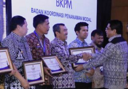 Lagi, Syamsuar Terima Piala PTSP Nasional dari Saleh Husin