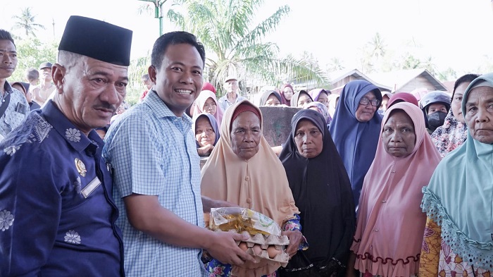 Wakil Bupati H. Sulaiman Serahkan Bantuan Sembako Kepada Warga KPL