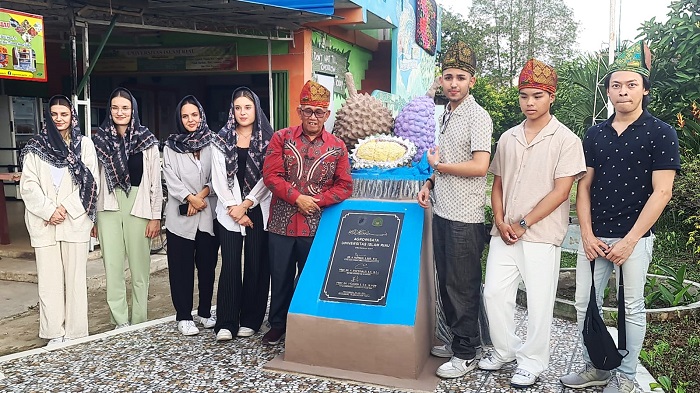 Enam Mahasiswa Jerman Berkunjung ke Agrowisata UIR