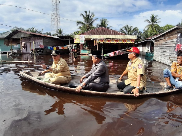 Wagubri Edy Nasution Terobos Banjir dengan Berjalan Kaki hingga Naik Sampan di Rantau Kopar Rohil