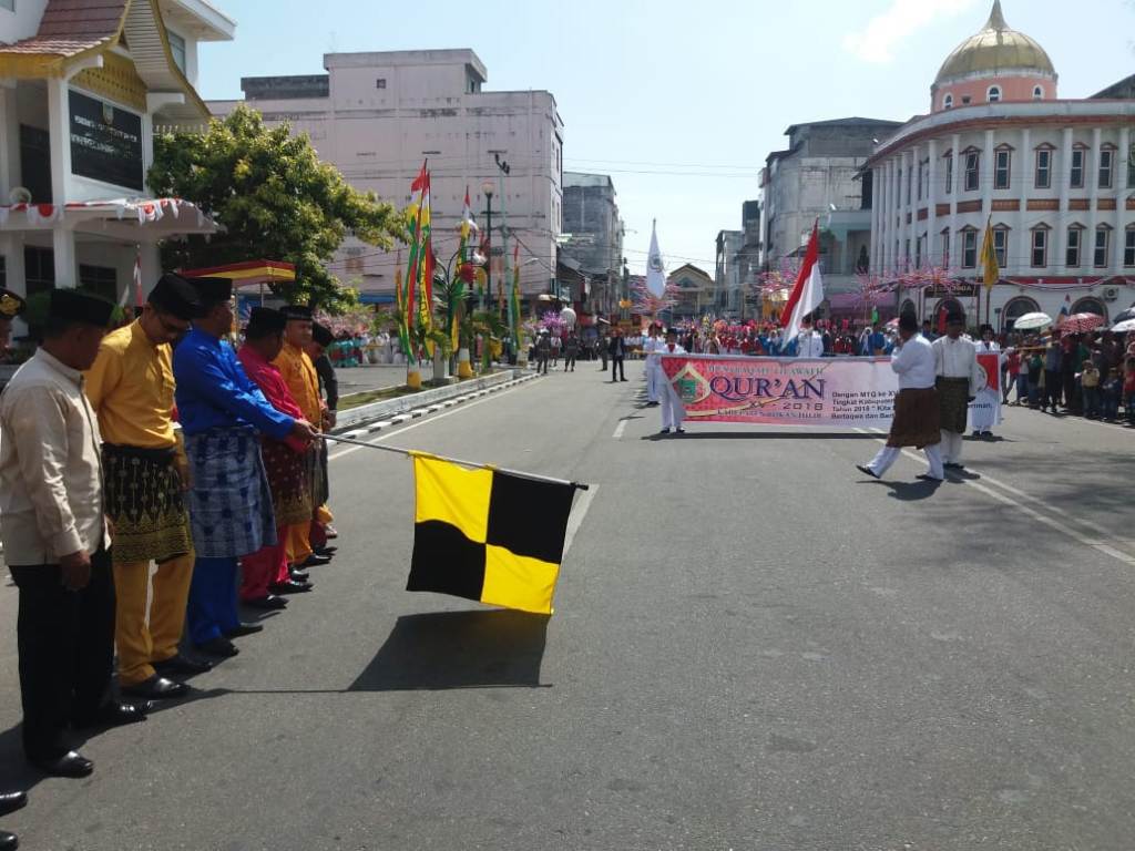 Lepas Pawai Ta'aruf MTQ XV Rohil, Bupati : Jadikan Al-Quran Sebagai Pedoman Kehidupan