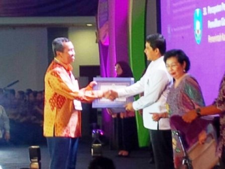 Bupati Syamsuar Terima Anugerah TOP 99 Inovasi Publik Nasional Tahun 2016 dari Menteri Yudhi Chrisna