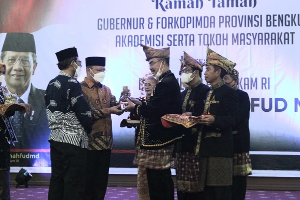 Gubernur Terima Tanah dan Air untuk Disatukan di IKN Nusantara