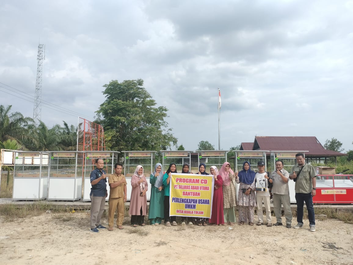 UMKM Usaha Maju Desa Kuala Tolam Terima Bantuan Etalase dan Peralatan Usaha