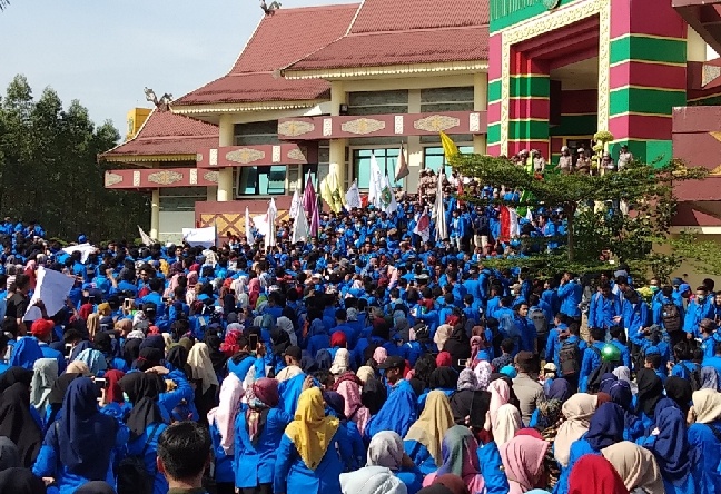 Rupiah Anjlok, Ribuan Mahasiswa UIR 