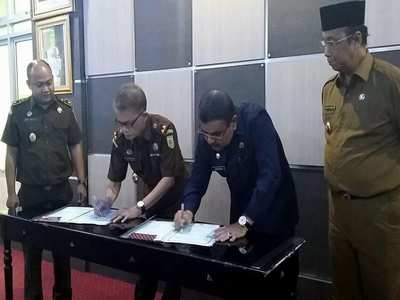 Minta Pendampingan Hukum, Bupati Karimun Teken MoU Datun Dengan Kejari