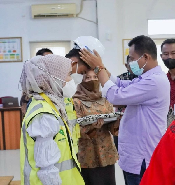 Tutup Diklat PMKS, Wabup Rohil Optimis Tenaga Kerja Lokal Berkompeten