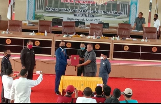 DPRD Rohil Sahkan LPJ Pelaksanaan APBD Tahun 2019