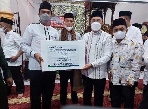 Safari Ramadan di Pelalawan Gubri Serahkan Bantuan Anak Yatim dari RAPP dan APR
