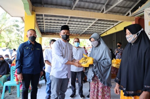 PTPN V Distribusikan 1,4 Ton Minyak Goreng Murah