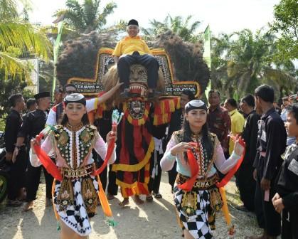 Arsyadjuliandi Rachman Digendong Reog di Kuansing