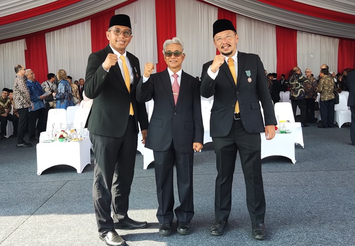 Dua Pekerja SKK Migas Mendapat Anugerah Satyalencana Wira Karya dari Presiden RI