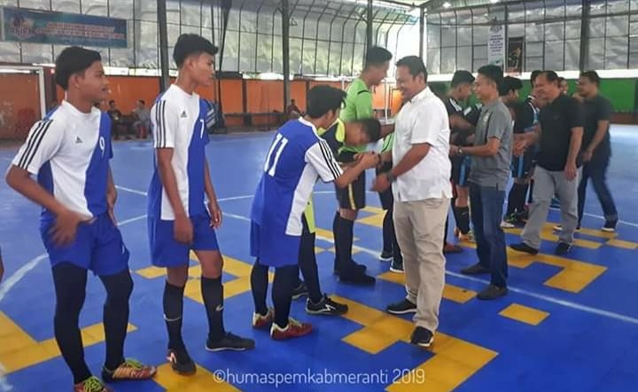 Kabag Humaspro Buka Turnamen Futsal Piala Ketua Askab PSSI Meranti 2019, Bina Milenial Jadi Duta Ola