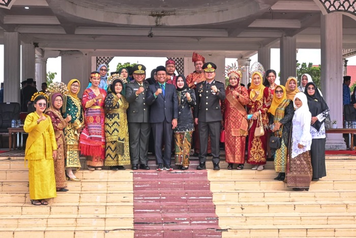 Dengan Beragam Pakaian Budaya, H. Sulaiman Jadi Inspektur Upacara Hari Kesaktian Pancasila