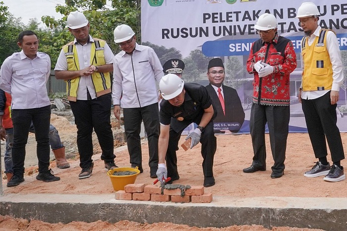 Syamsuar Lakukan Peletakan Batu Pertama Pembangunan Rusun Unilak