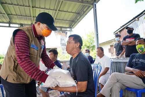 Rohidin Berikan Sembako Kepada Buruh Angkut dan Semangati Supir Angkot 