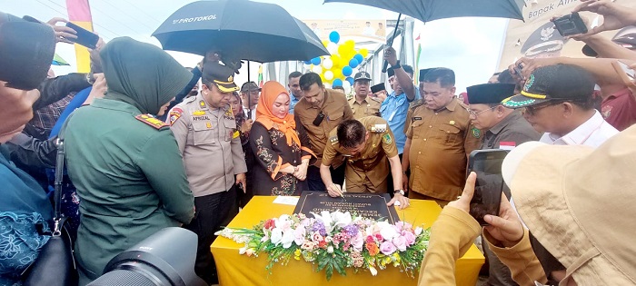 Bupati Resmikan Jembatan di Kepenghuluan Air Hitam, Masyarakat : Alhamdulilah, Kami Bisa Hemat Waktu