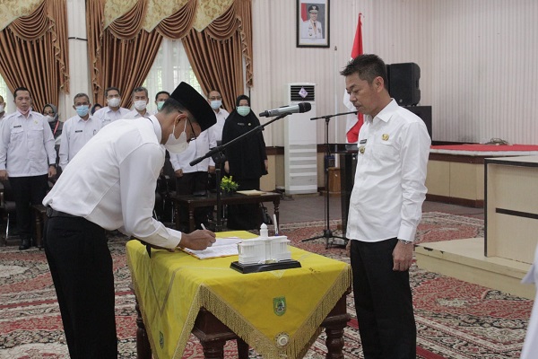 Serahkan SK CPNS Formasi 2018, Bupati Rohil: Mari Berbuat Untuk Rohil 