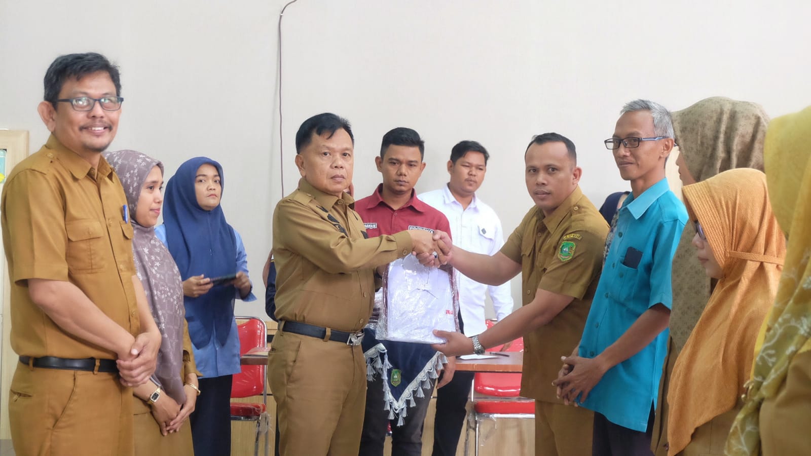 Plt Bupati Meranti Salurkan Bantuan RAPP, H. Asmar Untuk Anak-Anak SD Kecamatan Merbau.