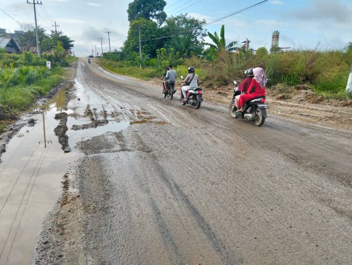 UPT Wilayah VI Timbun Jalinprov di Rohul yang Berlubang Dengan Sirtu  