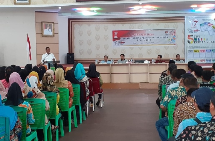 Diikuti 1.904 Anggota KPPS, Bupati Suyatno Buka Bimtek Pemilu 2019