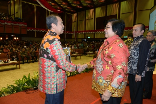 Sebagai Pasar Terbersih, Bupati Siak Terima Piala Adipura dari Menteri LHK
