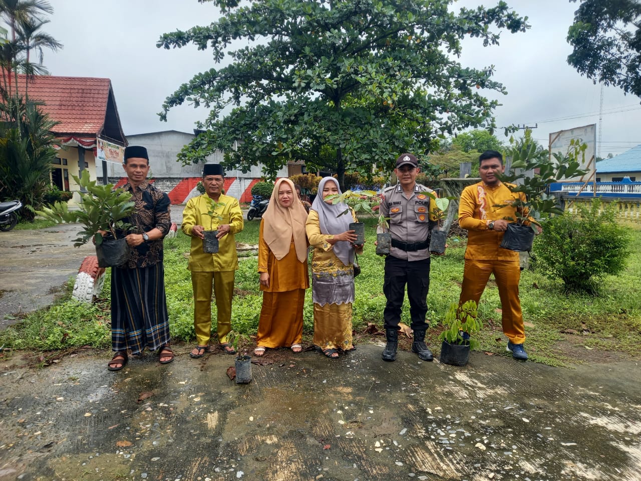 Dukung Program Penghijauan, Polsek Simpang Kanan Lakukan Penanaman Pohon