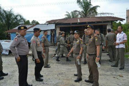 Satpol PP Tertibkan Pedagang dan Bangunan Liar di Jl Lintas Pekanbaru-Bangkinang