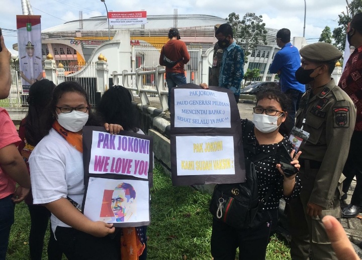 Warga Pekanbaru Antusias Sambut Kedatangan Persiden Jokowi