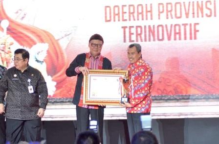 Riau Masuk Lima Besar, Syamsuar Terima Penghargaan Innovative Government Award 2019