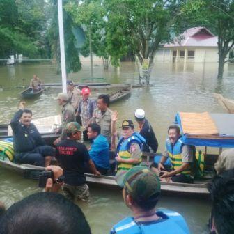 Bupati Jefri Noer Bersampan di Buluh Cina Meninjau 480 Rumah Warga Terendam Banjir