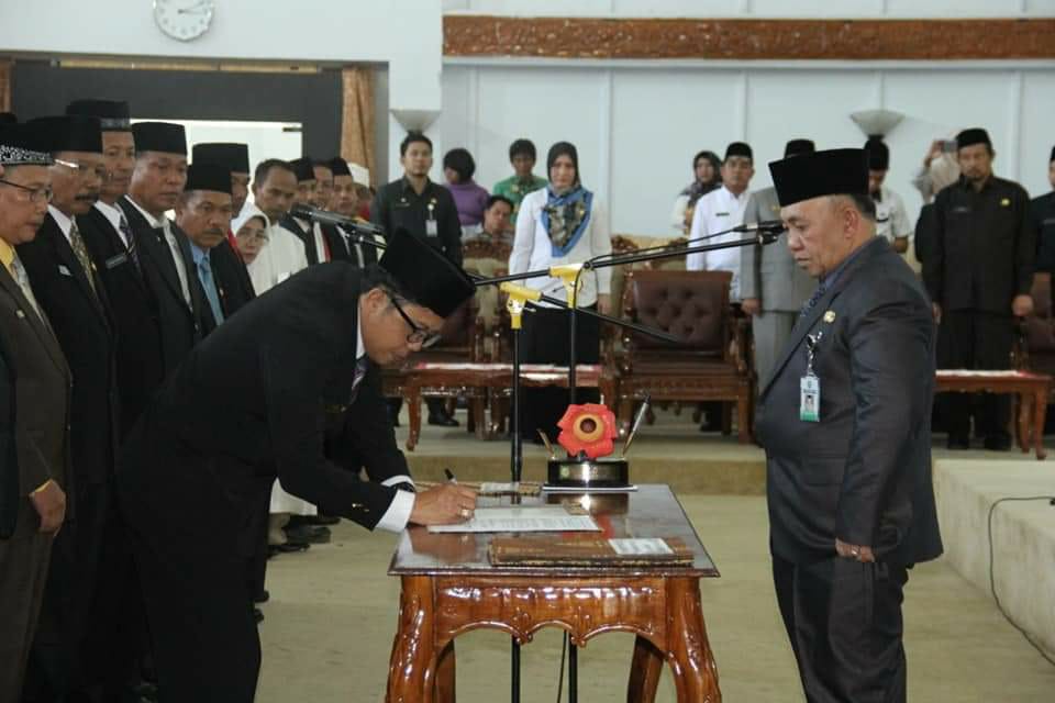 184 Kepsek Dan 96 Kasubag TU SMA/SMK/SLB Se-Provinsi Bengkulu Di Lantik