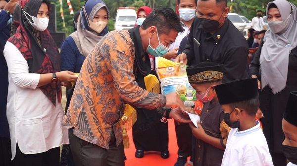Bupati Rohil Santuni Ratusan Anak Yatim dan Resmikan Gerakan Peduli Yatim