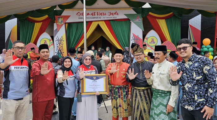 HUT Ke-74 Kampar,  PHR Dihadiahi Penghargaan Komitmen Turunkan Angka Stunting