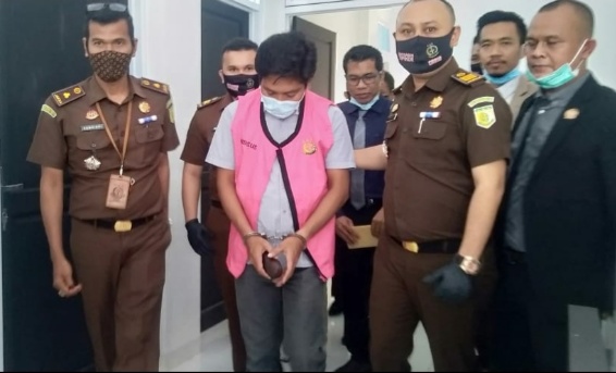 Jaksa Tahan Tersangka AF Mantan Pejabat BUMD Pelalawan Ditahan
