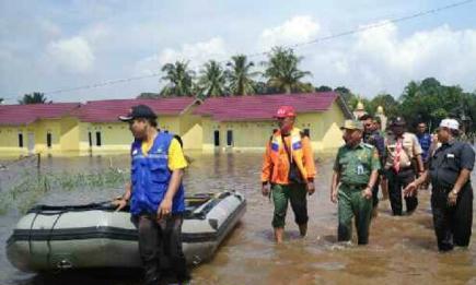 Kunjungi Korban Banjir, Bupati Harris Hibur dan Berikan Bantuan