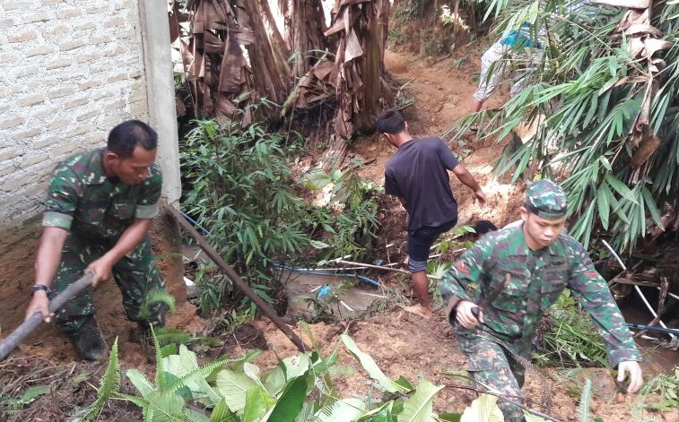 Satu Rumah Tertimbun Longsor dan Dua Orang Meninggal Dunia