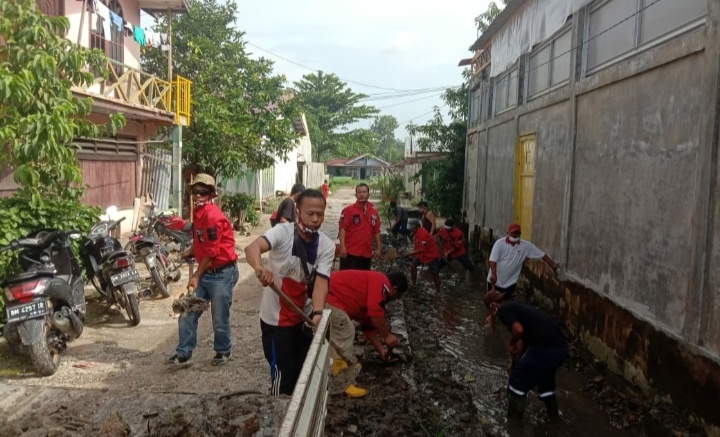 Musim Hujan, Pemuda Batak Bersatu Bersihkan Parit dan Cor Jalan Berlubang