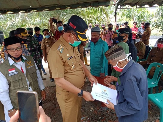 Program Baznas, Bupati Serahkan Bantuan Bedah Rumah Dipekaitan