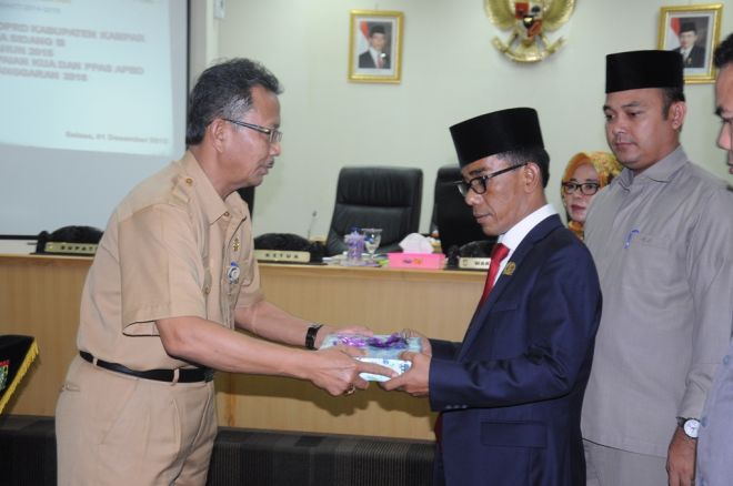 Pemkab Kampar Serahkan Naskah KUA PPAS APBD Tahun 2016