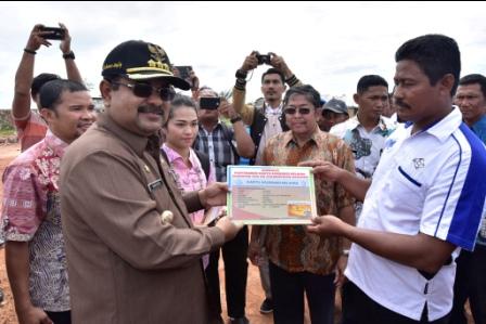 Bupati Karimun Serahkan Bantuan Kapal Nelayan di Tujuh Kecamatan