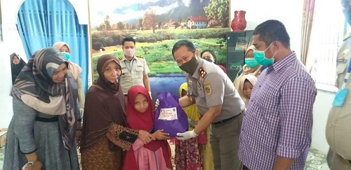 BPN Rohil dan IPPAT Bagikan Bingkisan Sembako ke Posko Covid-19
